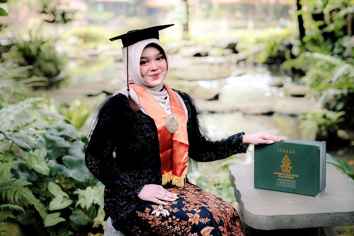 Kamera terakhir mendiang ibunda bawa Safira meraih gelar di UIN Walisongo