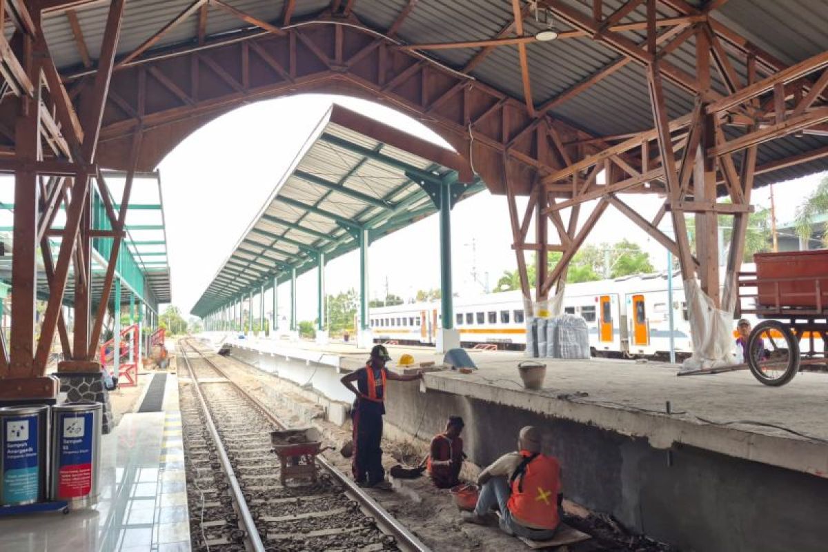 Daop 7 Madiun bangun peron tinggi dan penutup peron di Stasiun Blitar