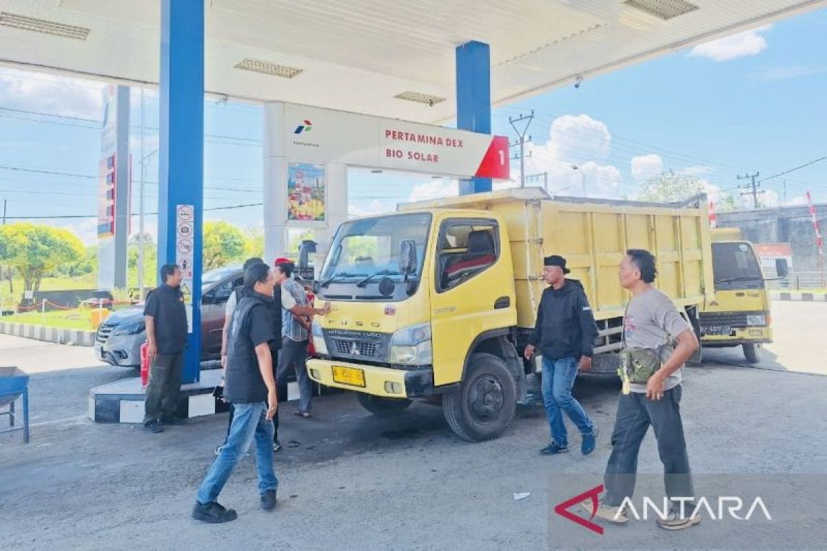 Polres Aceh Barat dan TNI tertibkan antrean BBM bersubsidi di SPBU