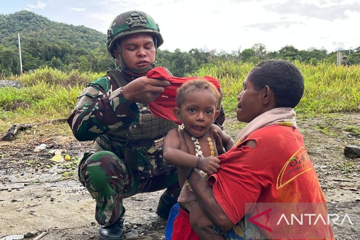 Indonesian troop delivers clothing for Highland Papua peacebuilding
