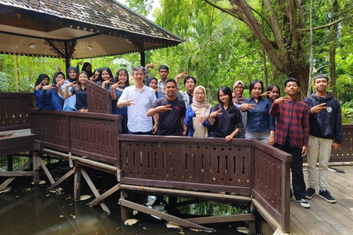 Pemilik Aming Coffee berbagi inspirasi dengan peserta Pelatihan Jurnalistik Antara 2025