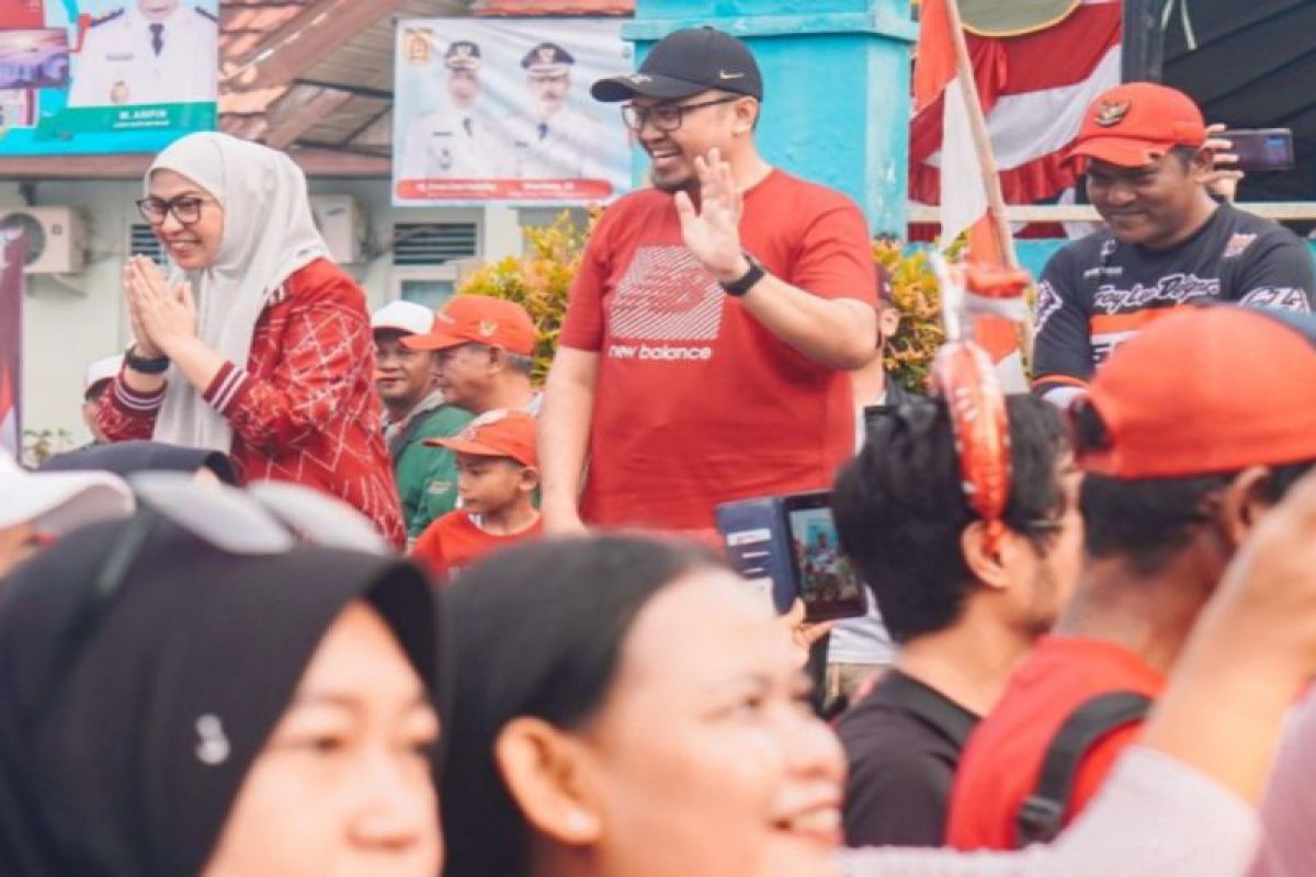 Wali Kota Banjarbaru ajak warga jalan sehat sambil pungut sampah