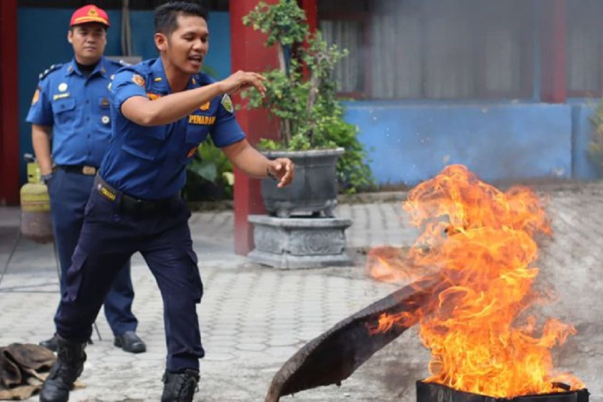 Damkar Kota Palangka Raya latih karyawan SPBU tangani kebakaran