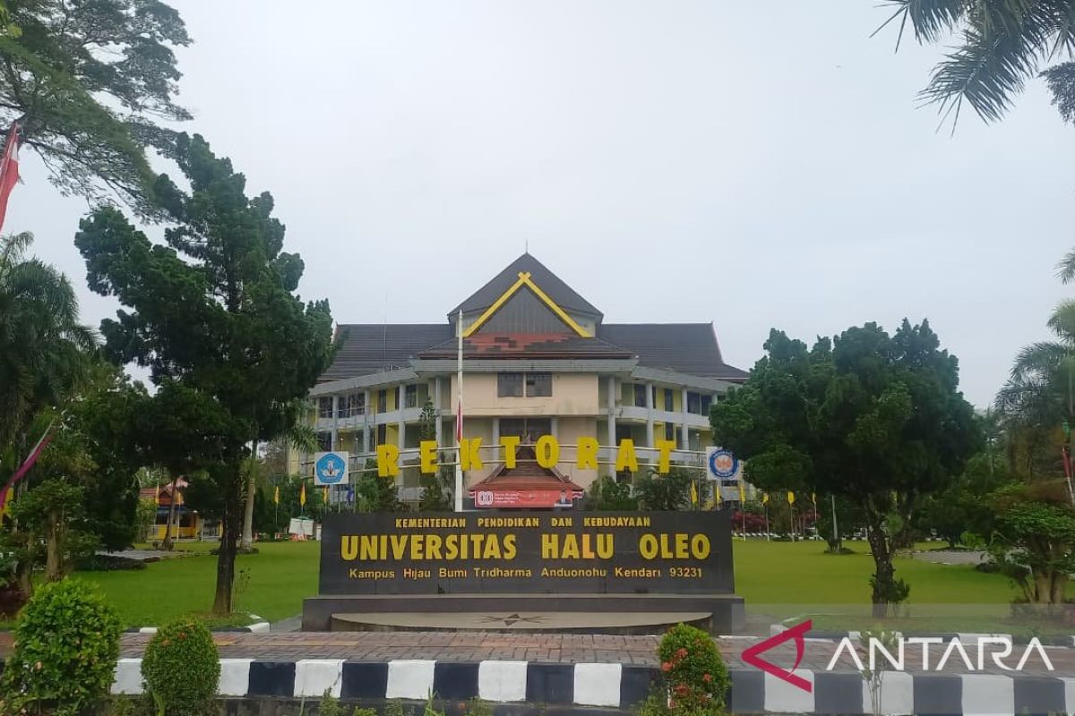 UHO kibarkan bendera setengah tiang atas wafatnya Rektor Prof Armid