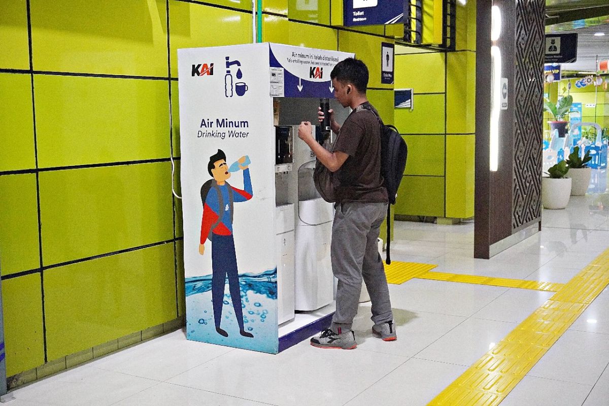 Bawa Tumbler, Isi Ulang Gratis, Hemat & Ramah Lingkungan Bersama KAI