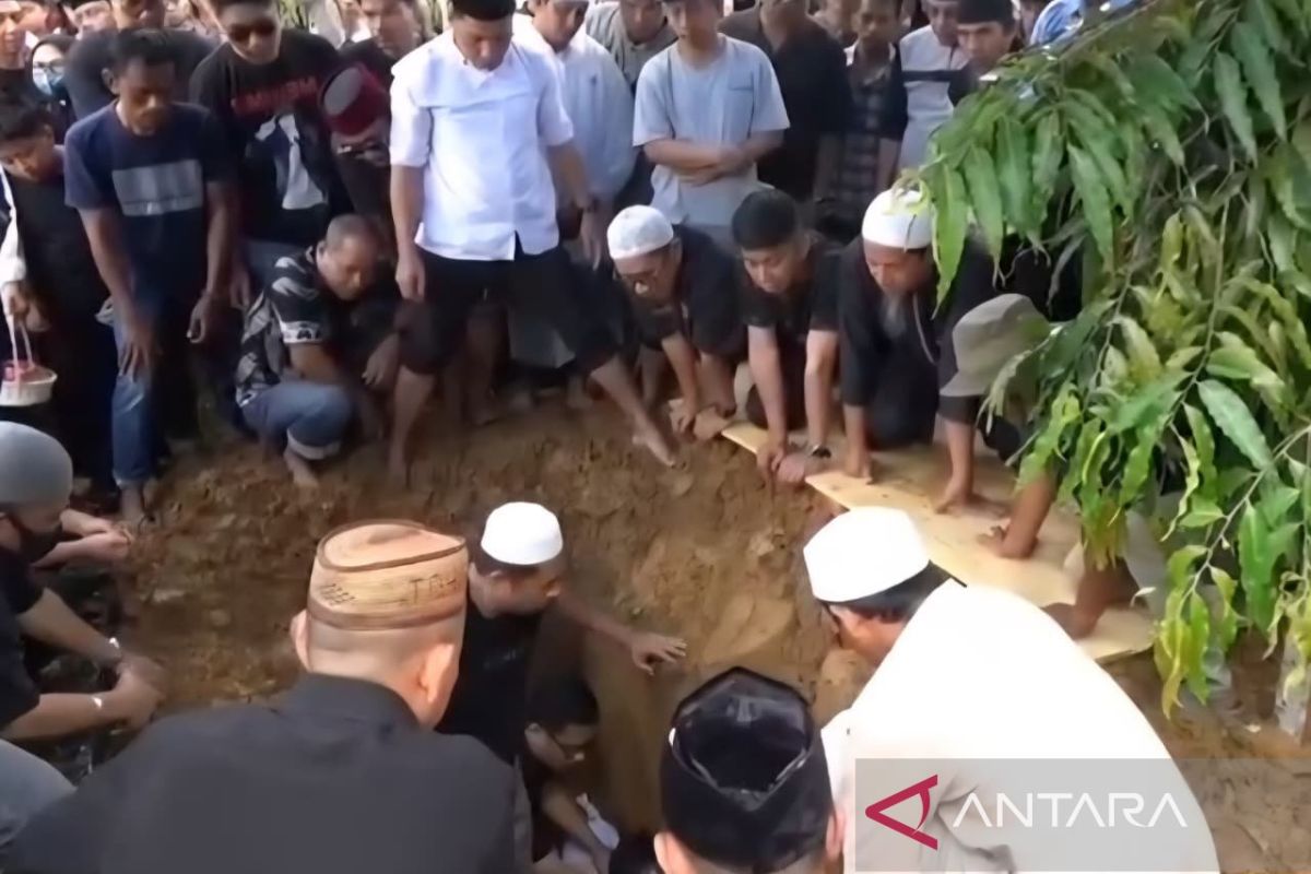 Rektor UHO almarhum Prof. Armid dimakamkan di TPU Punggolaka Kendari