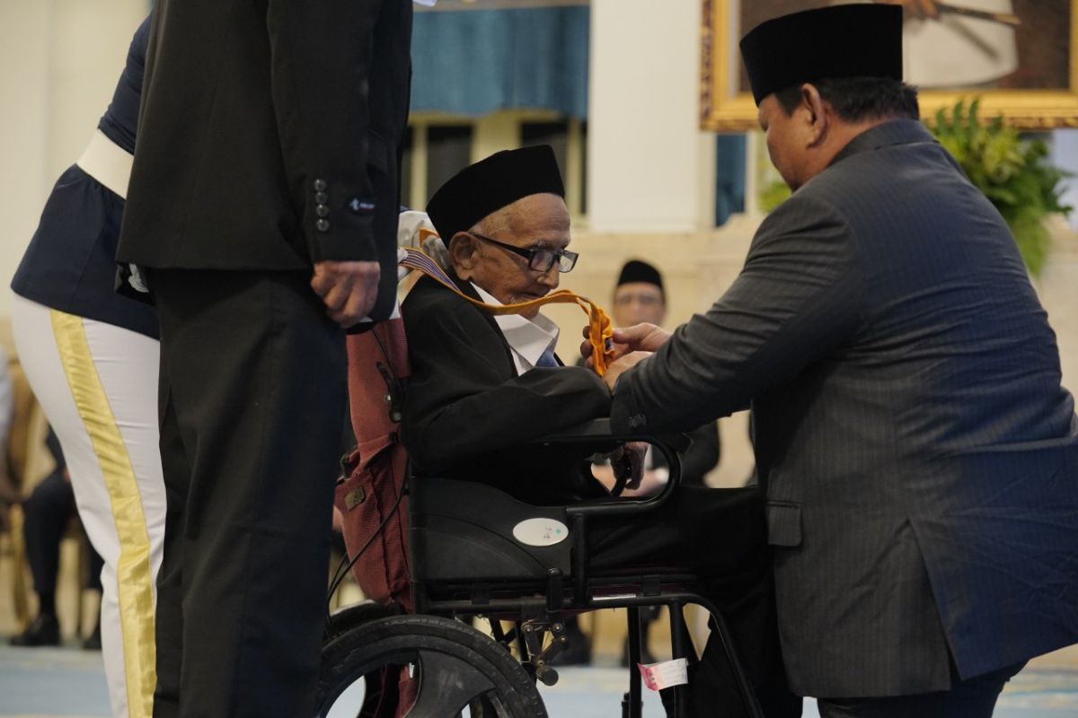 Momen Prabowo berlutut saat anugerahi Nyak Sandang tanda kehormatan