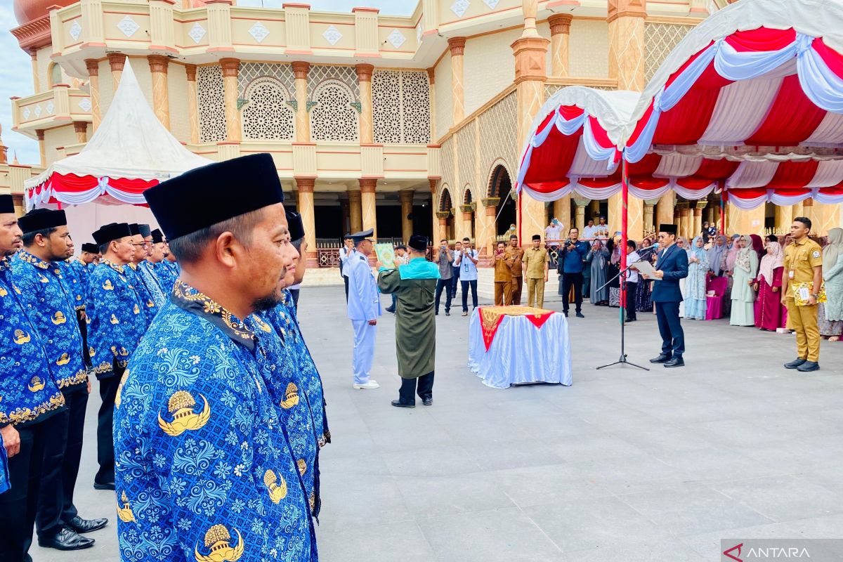 Pemkab Aceh Barat lantik 100 pejabat baru di halaman Masjid Agung, satu camat tidak hadir