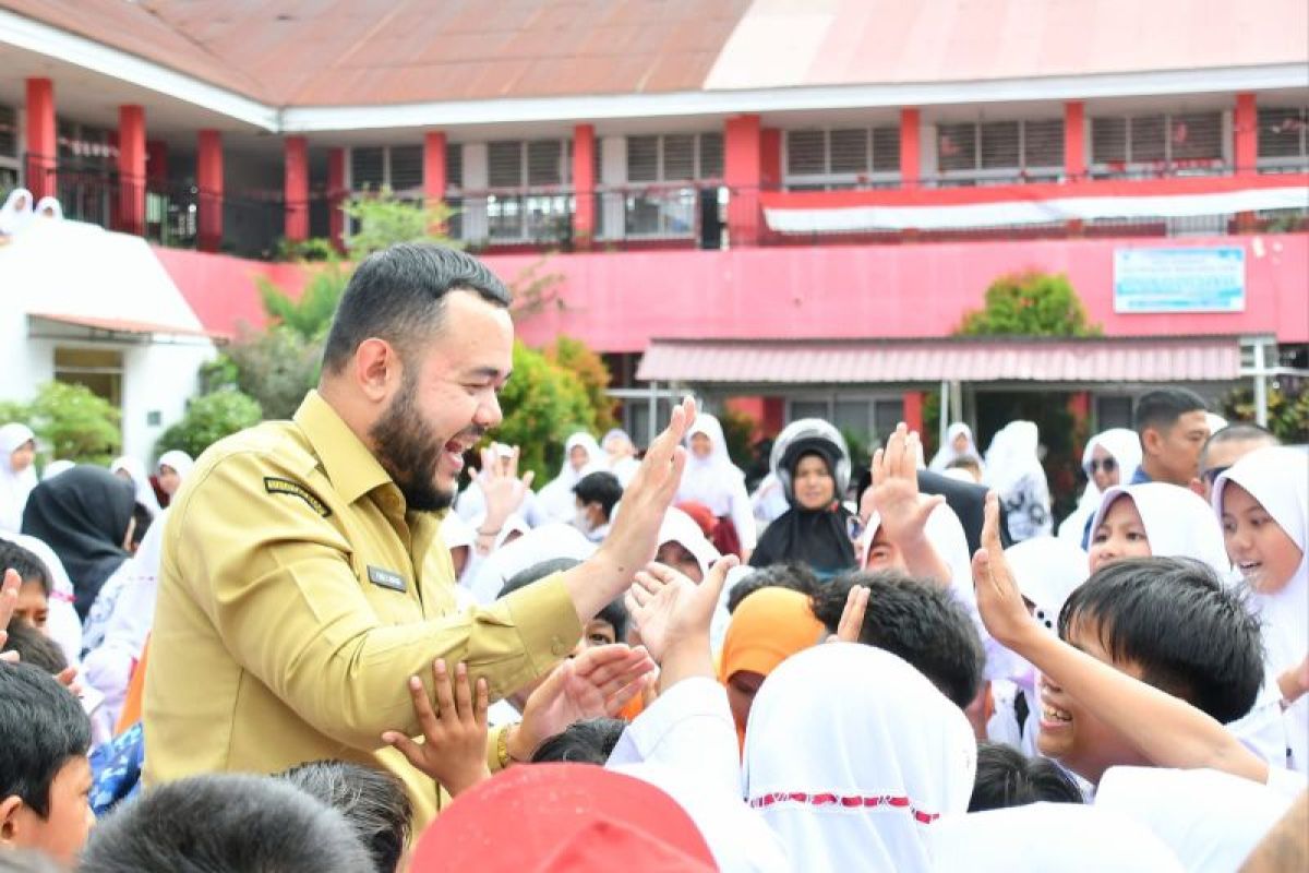 Tinjau SD, Wako Fadly Amran tegaskan komitmen siapkan sarana prasarana pendidikan