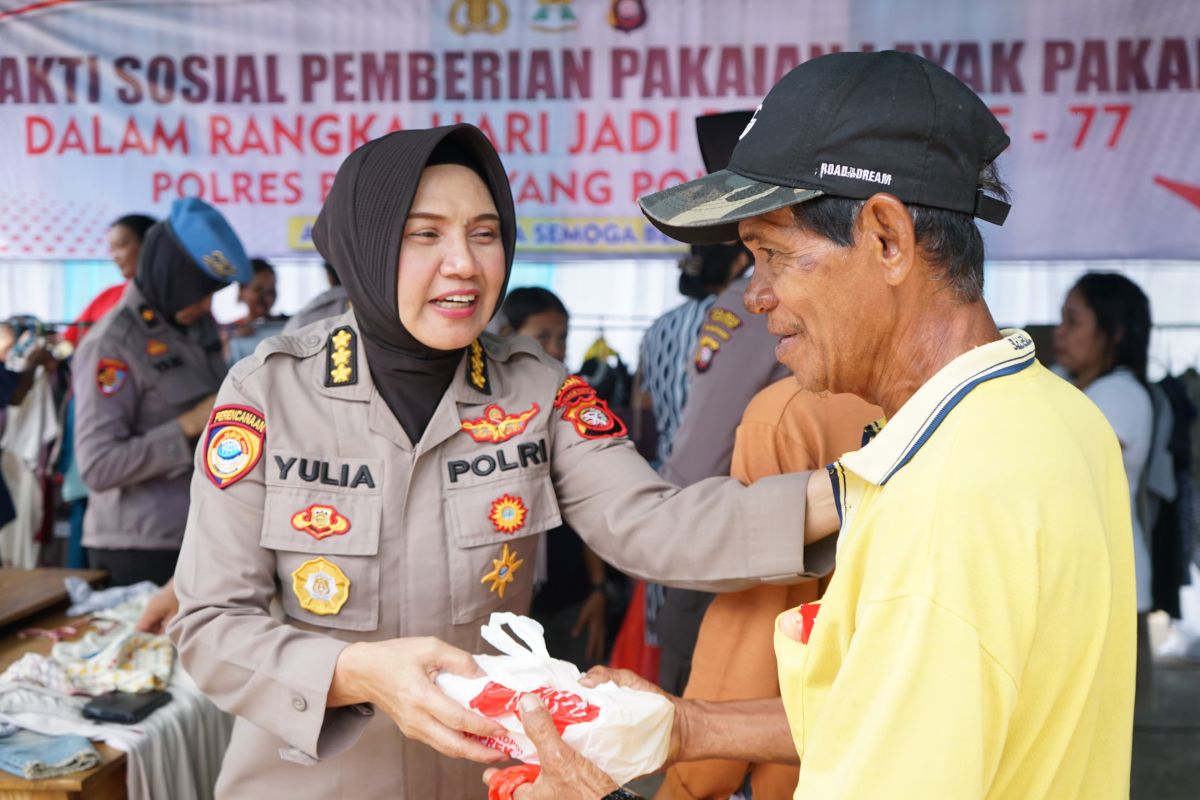 Polwan Polres Bengkayang beri bantuan sosial untuk masyarakat perbatasan