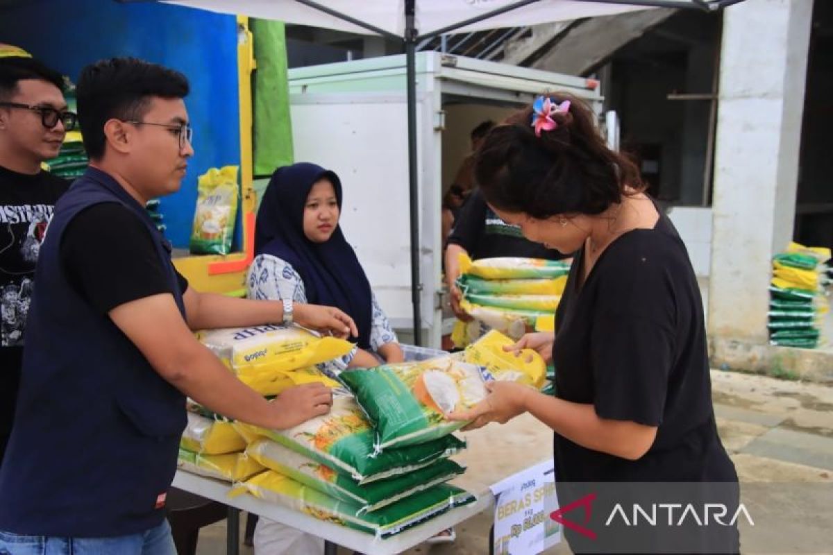 Bengkayang launches cheap rice market to stabilize border food supply