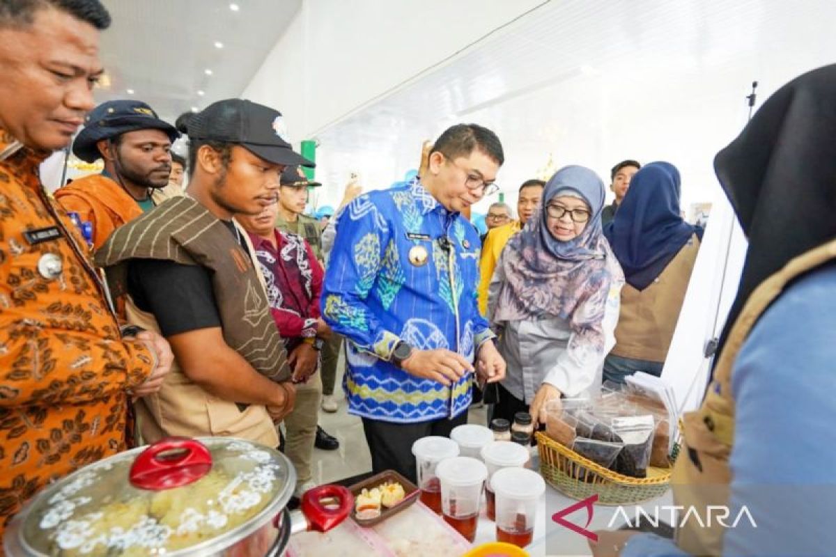 ULM showcases students thematic community service results in Tanah Bumbu