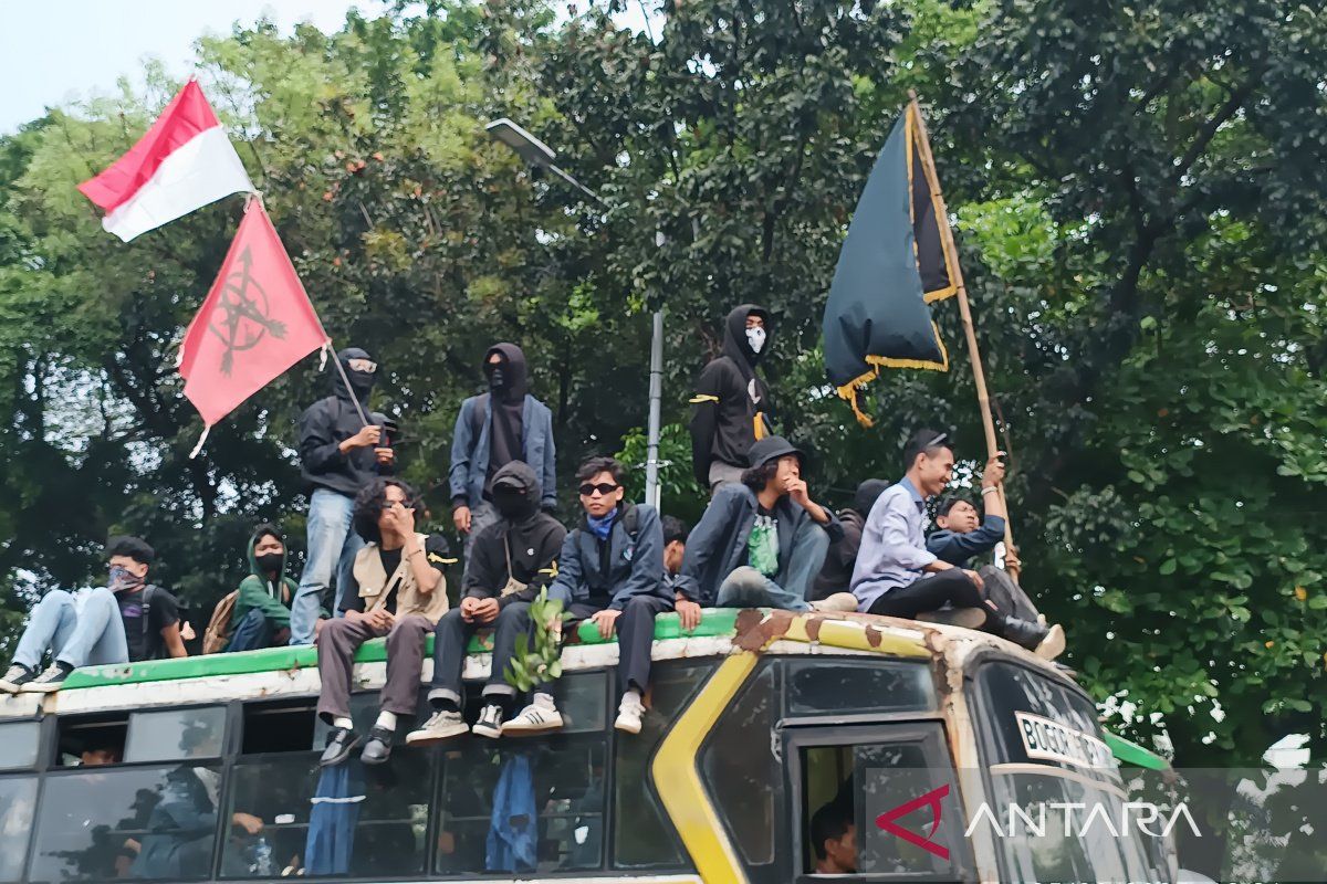 Massa kembali datangi Gedung DPR/MPR