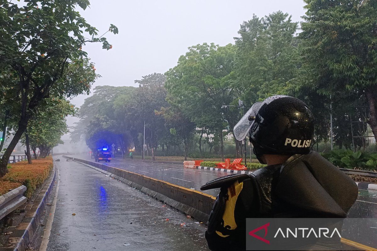 Petugas terus pukul mundur massa aksi unjuk rasa di depan Gedung DPR