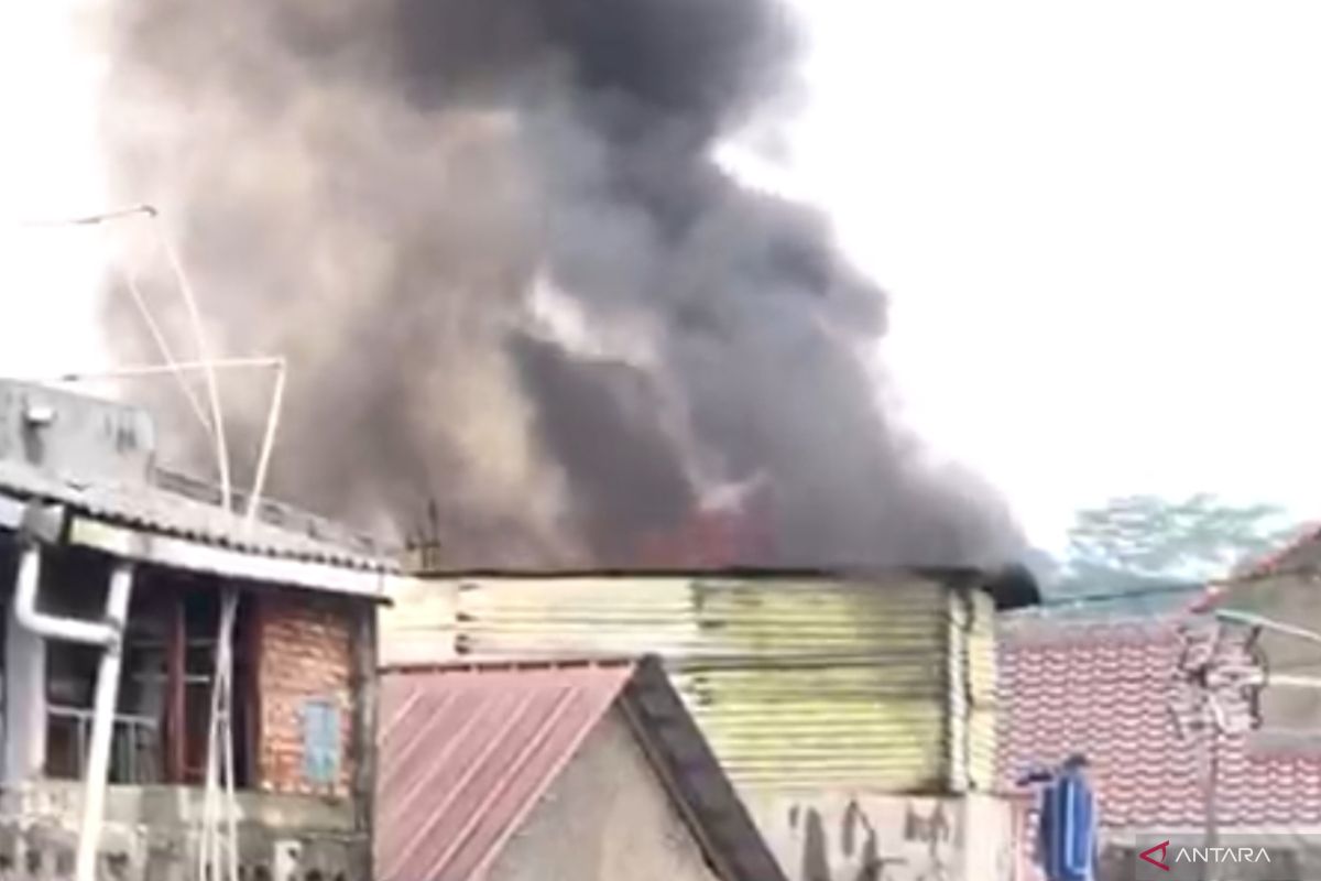 Pemilik rumah yang terbakar di Ciracas alami luka bakar bagian kepala