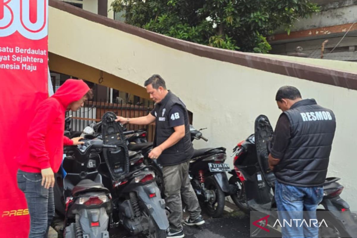 Dua pelaku ditangkap saat penggerebekan markas maling motor di Jaktim