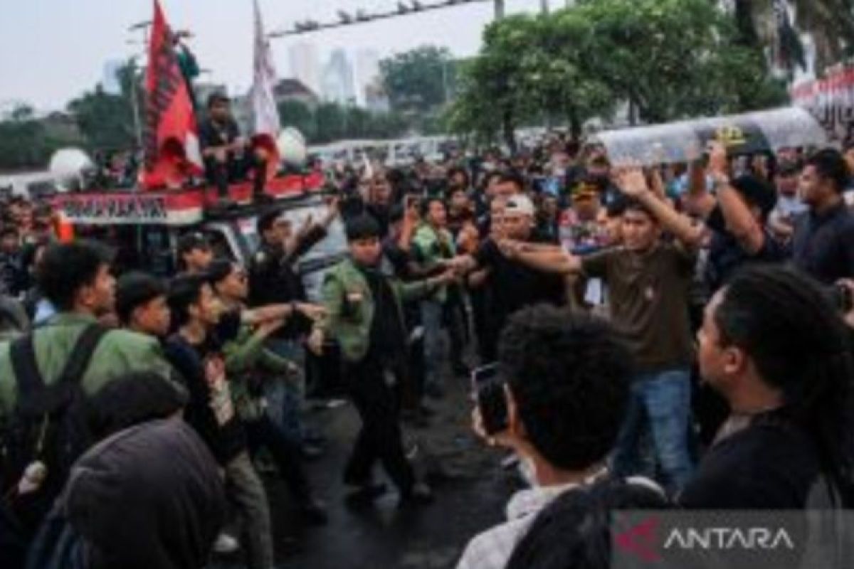 Jurnalis Foto ANTARA Dipukuli Oknum Aparat Saat Liput Demo di DPR