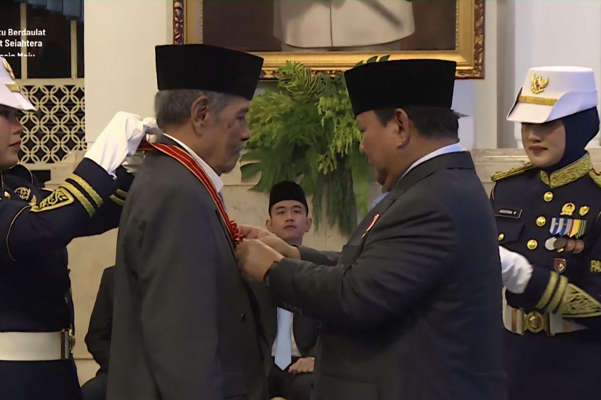 Berdayakan ekonomi, KH Abdul Ghofur terima Bintang Mahaputra Utama