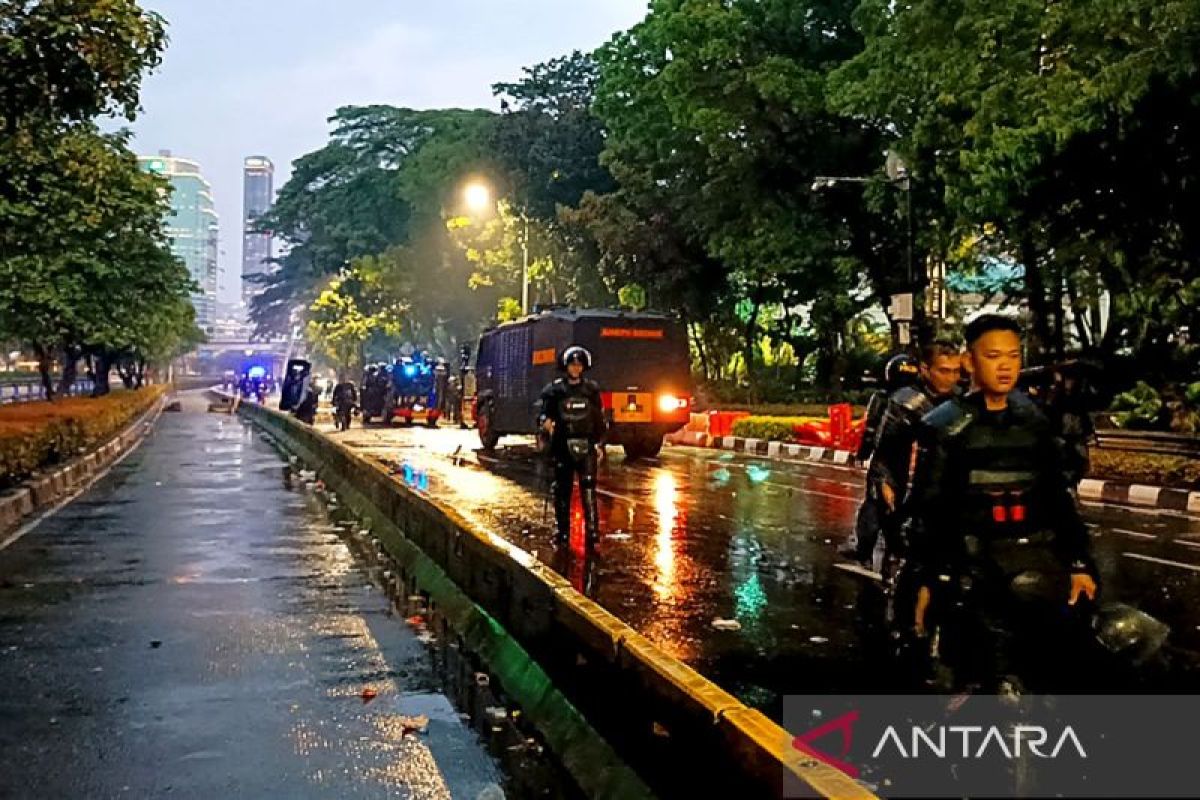 Petugas bubarkan massa aksi di Gedung DPR/MPR