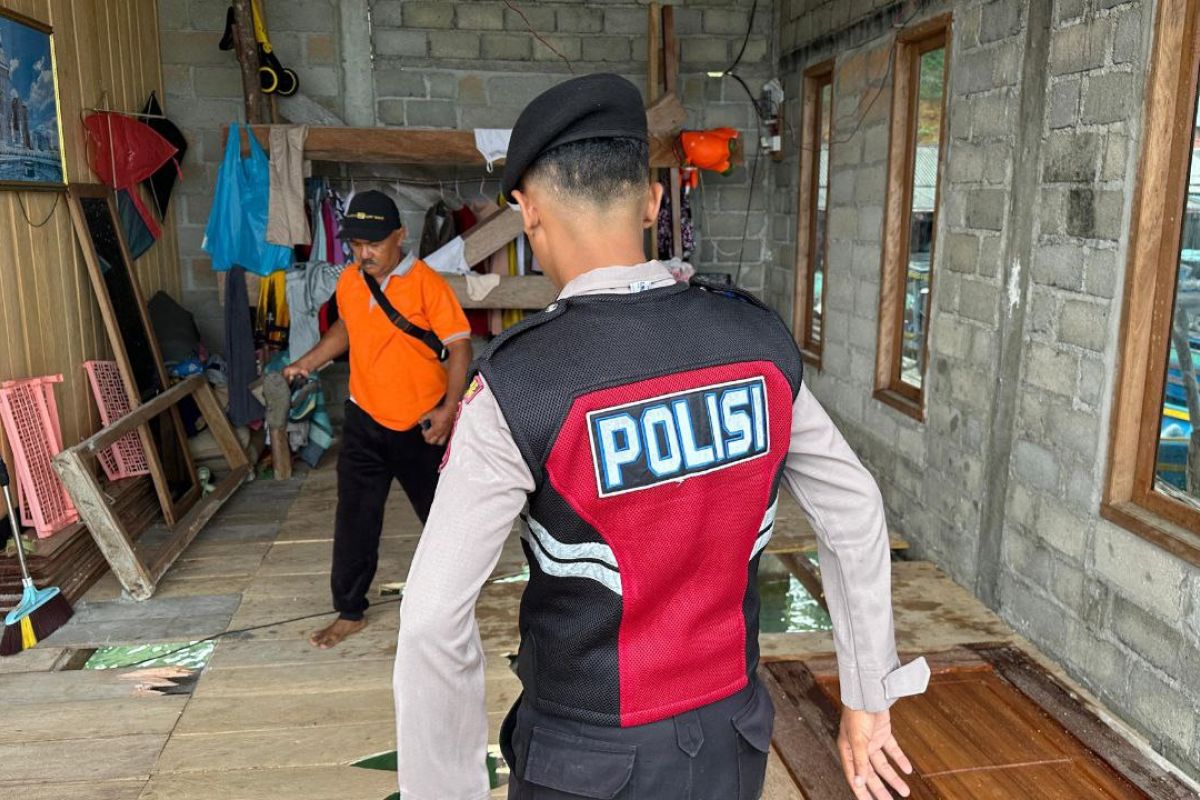 Polres Anambas beri bantuan ke warga tertimba tembok rumah