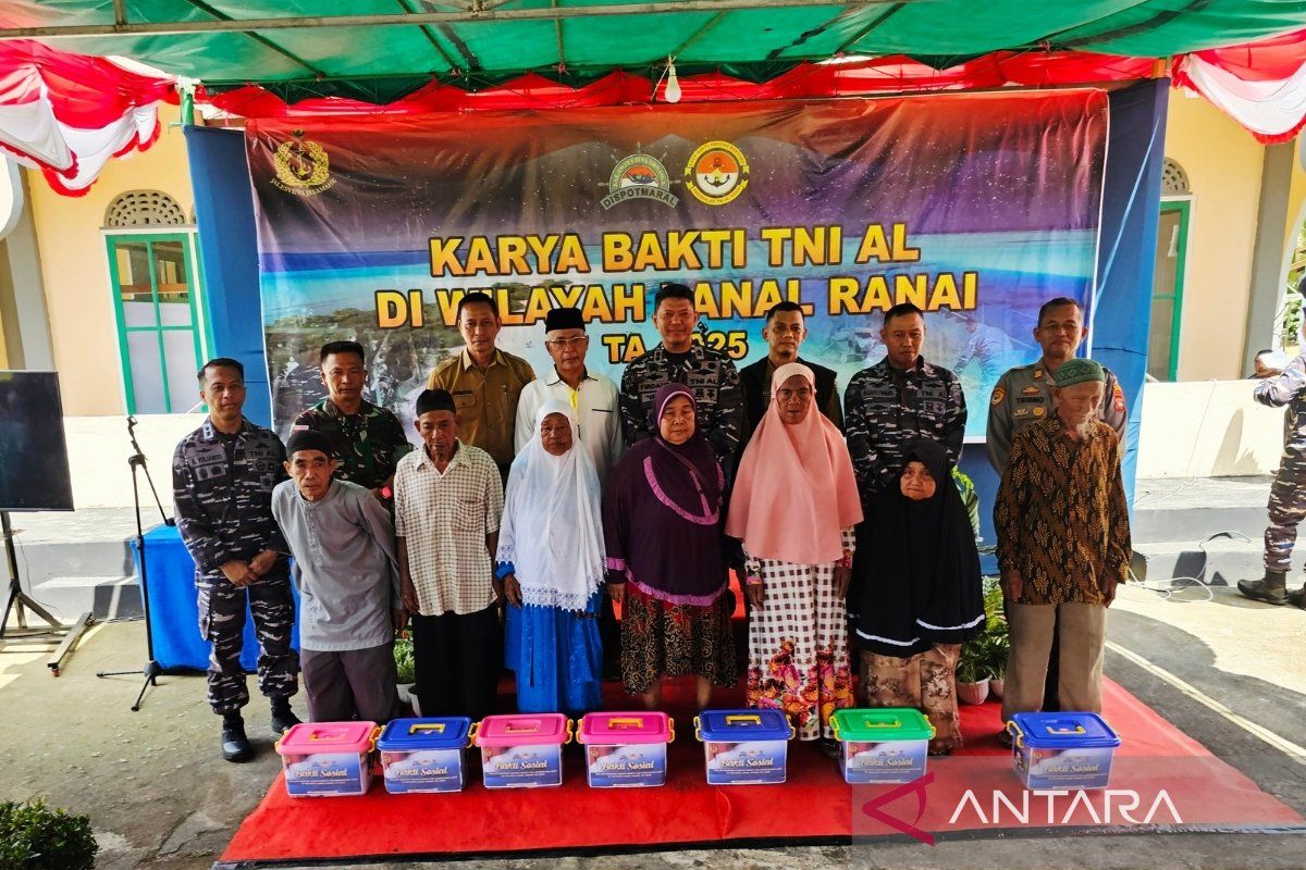 TNI AL beri bantuan 200 Paket sembako kepada warga di Natuna