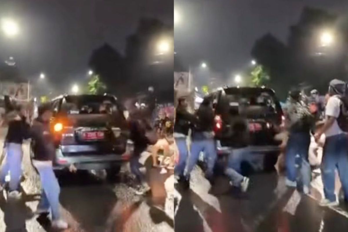 Mobil ASN kementerian dirusak pendemo di depan Gedung DPR