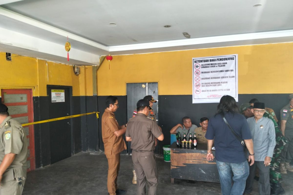 Resahkan masyarakat, Satpol PP Siak tutup dua tempat hiburan malam di Perawang