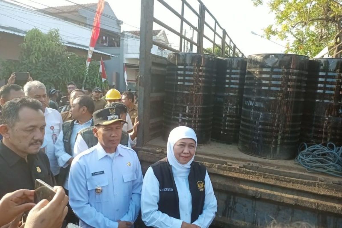 Khofifah serahkan 300 drum aspal untuk perbaikan jalan di Tulungagung