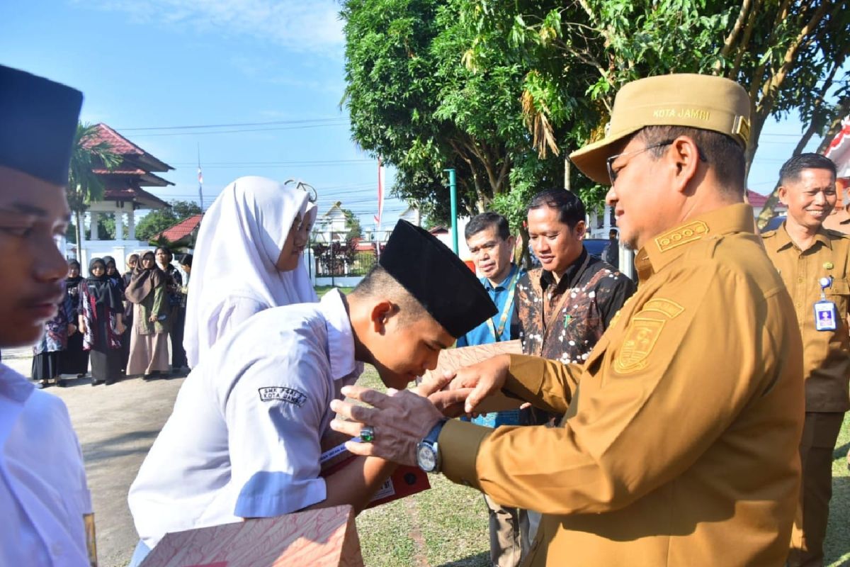 Pemkot Jambi salurkan sepatu gratis untuk siswa Sekolah Rakyat