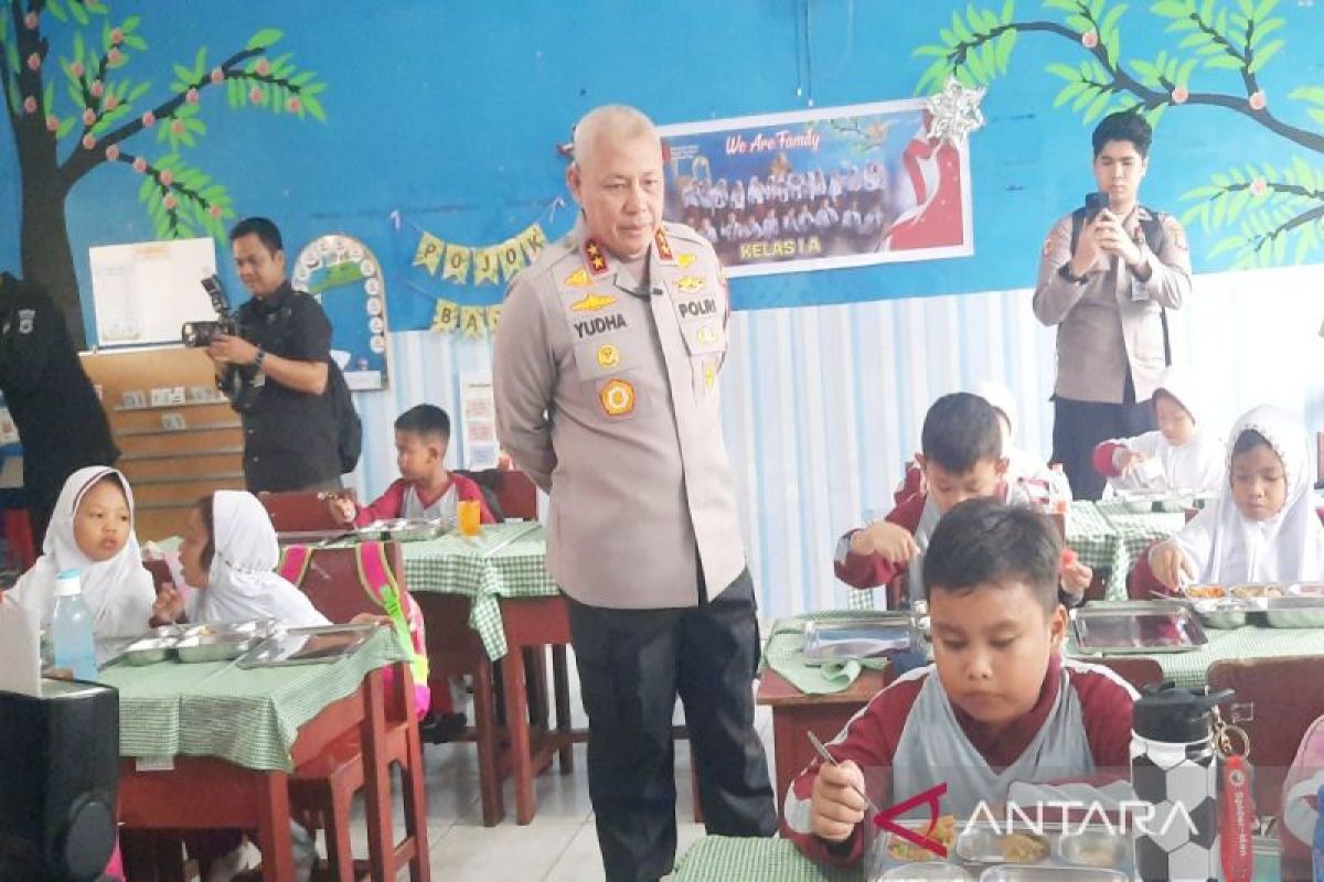 Kapolda monitor MBG di SDN 1 Kemuning, produksi perdana SPPG Banjarbaru