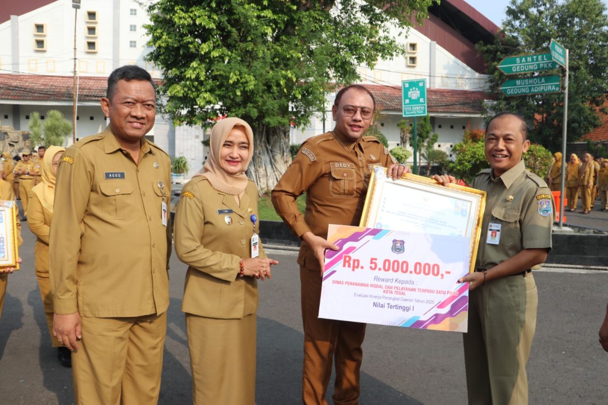 Enam OPD Pemkot Tegal terima penghargaan