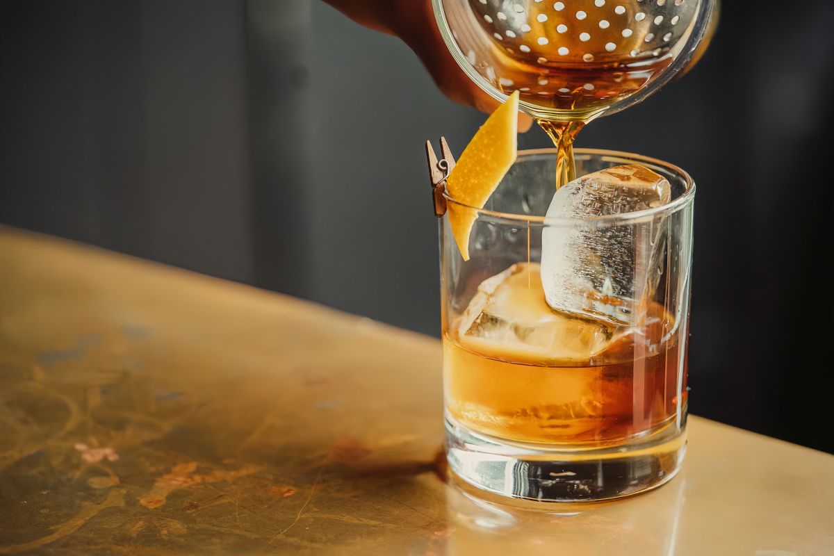 Ini arti dari istilah "on the rocks" pada minuman di bar