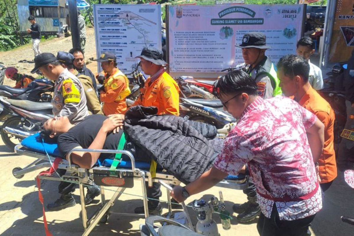 Basarnas evakuasi  seorang pendaki alami hipotermia di Gunung Slamet