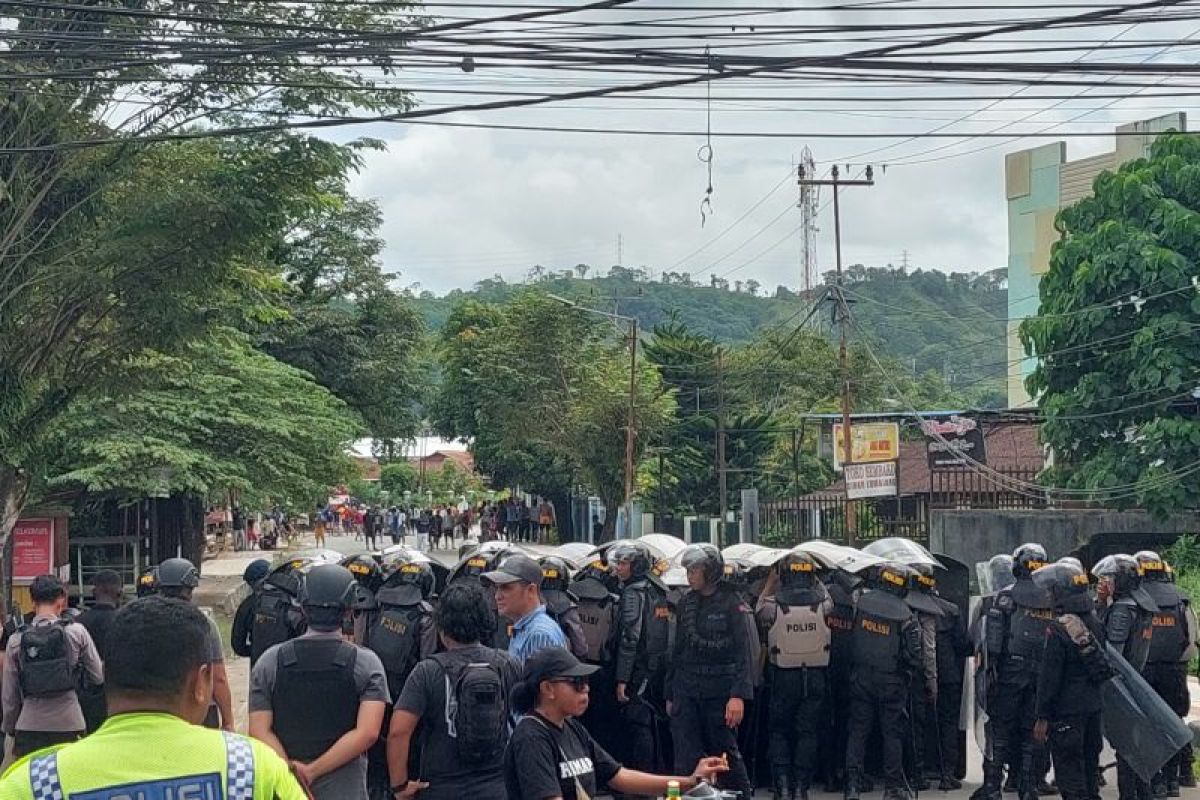 Polda Papua Barat Daya kerahkan ratusan personel amankan situasi Kota Sorong