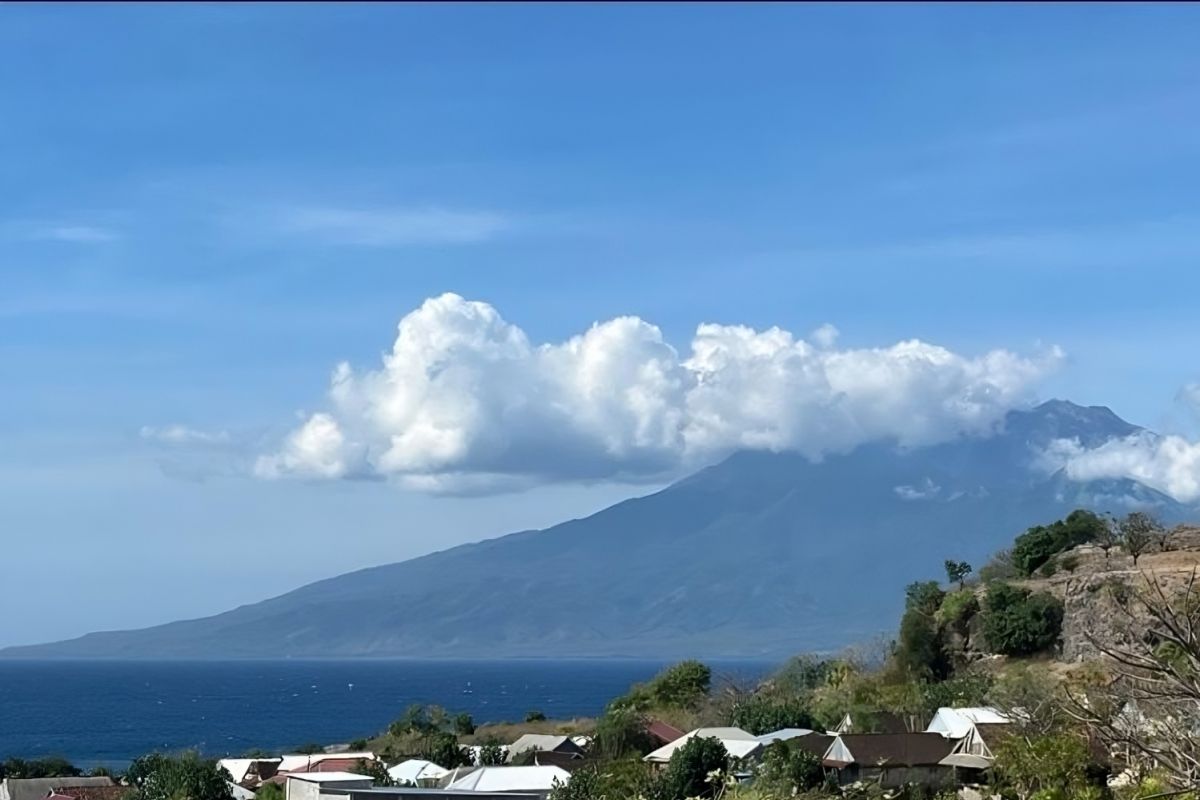 Gunung Sangeang Api simpan potensi tsunami akibat erupsi guguran