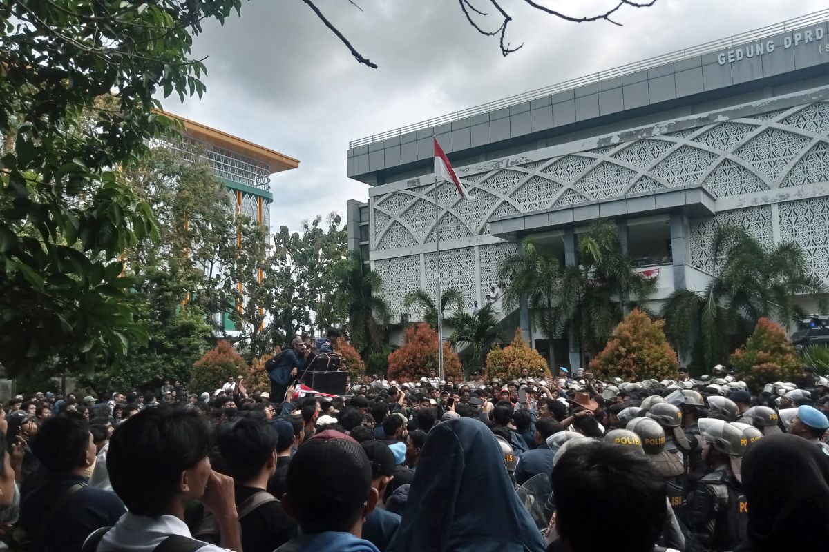 Massa aksi tolak komersialisasi pendidikan dan PTN-BH di NTB