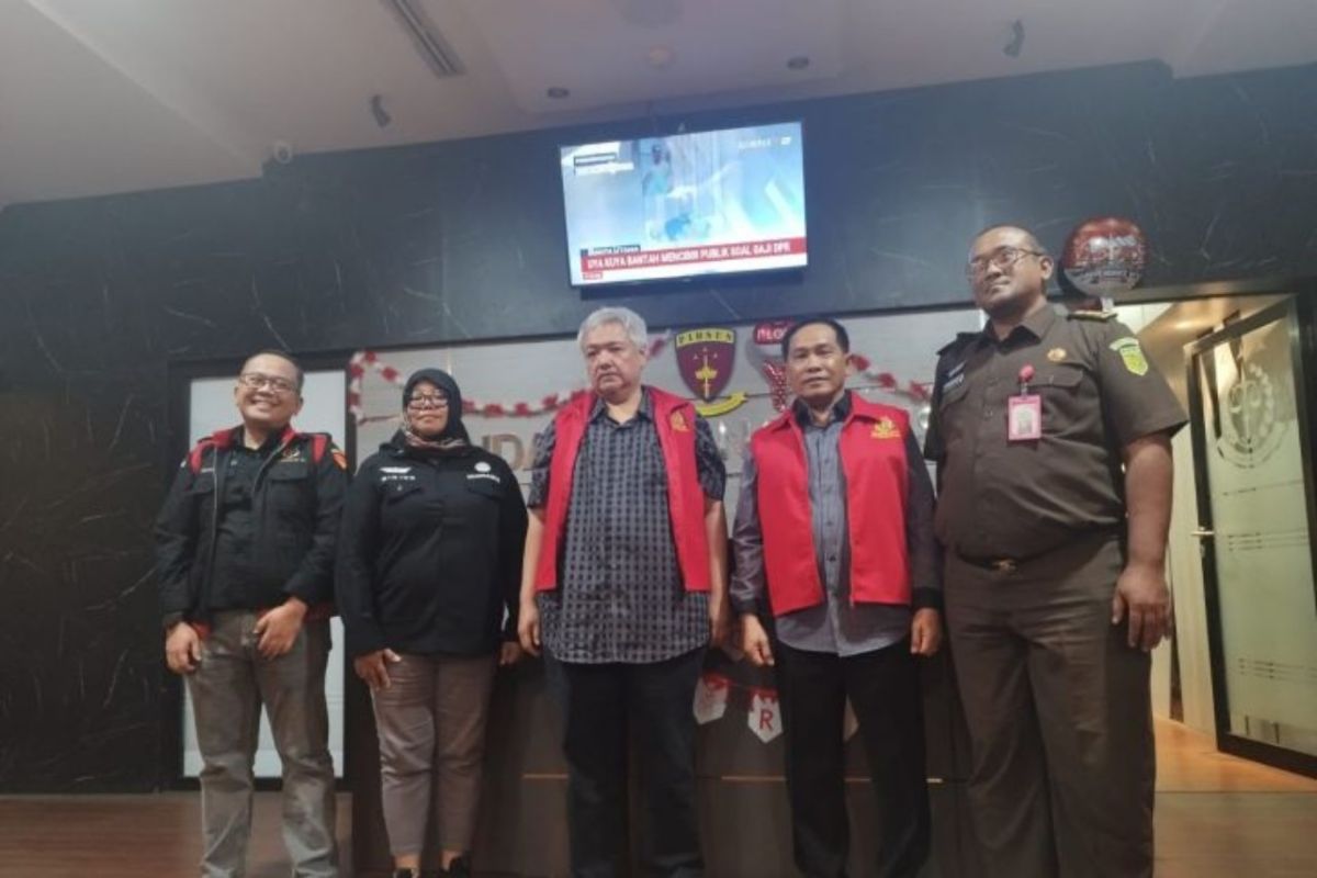 Kejati Jatim tahan dua tersangka korupsi belanja hibah-modal SMK 2017