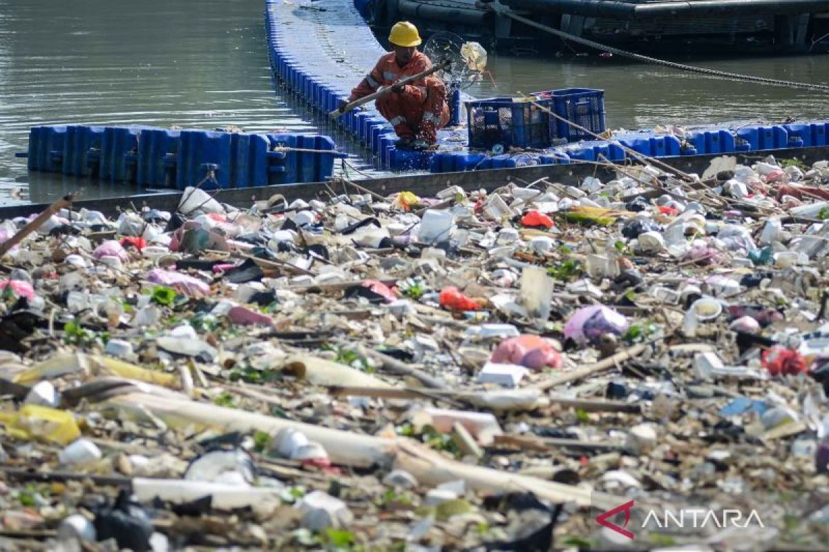 Over 70 pct of Indonesian rivers are moderately polluted: ministry