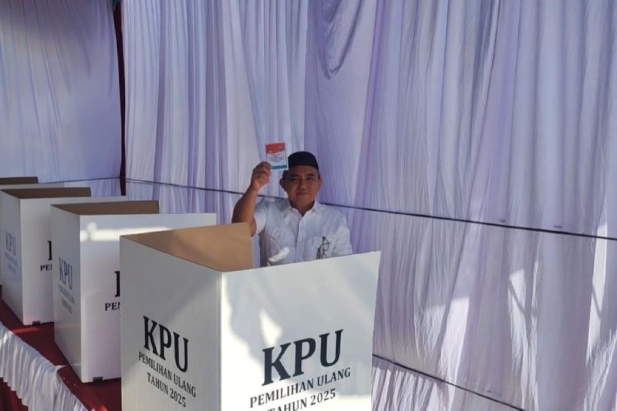 Kenakan kemeja putih, Molen nyoblos di TPS 5 Selindung