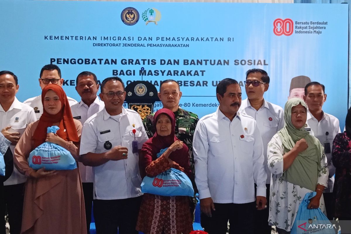 Immigration Ministry offers free basic goods, health exams in Jakarta