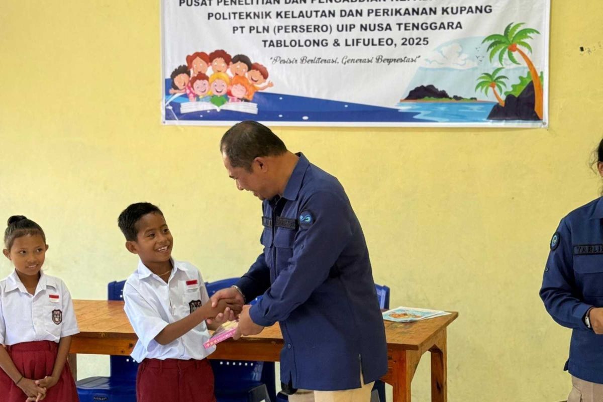 PLN UIP Nusra membantu nelayan Desa Tablolong dengan electrifying marine