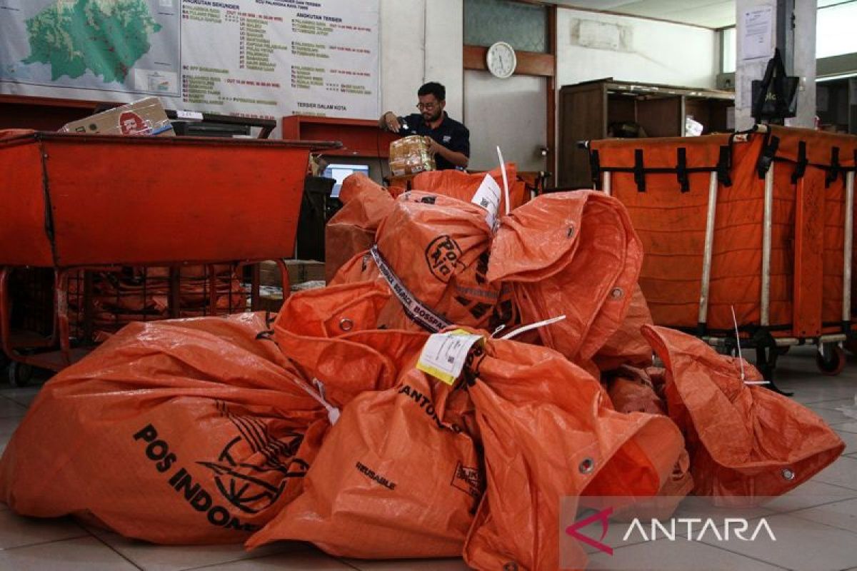 Lebih dari 20 negara setop kiriman pos ke AS imbas tarif Trump