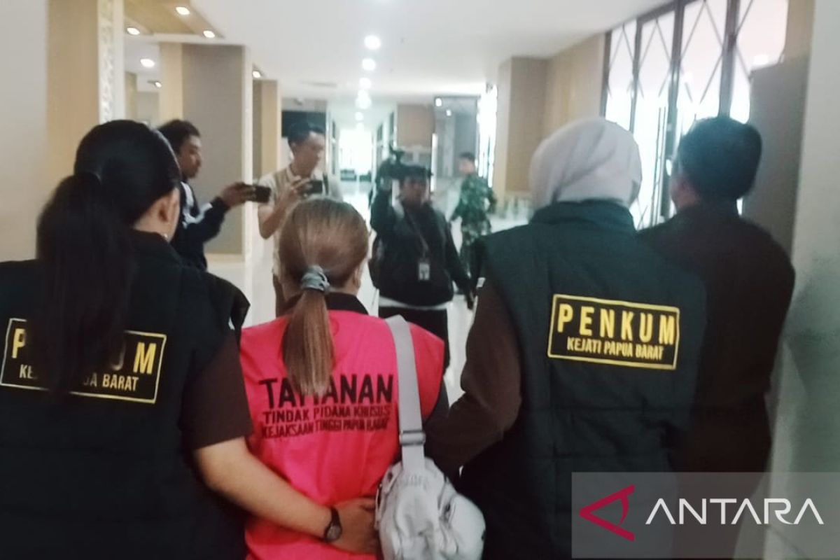 Kejati Papua Barat tangkap buronan kasus korupsi jalan lintas Seram