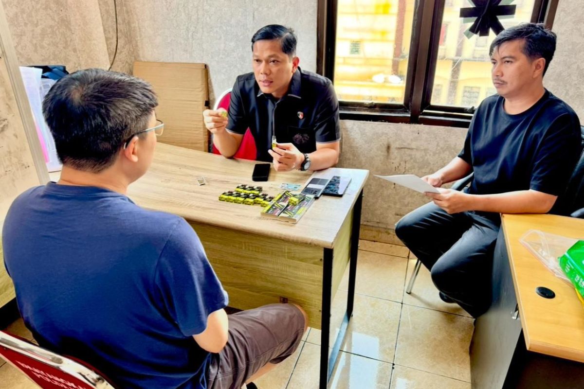 Polda Kepri tangkap WNA Malaysia yang edarkan vape mengandung narkotika sinte