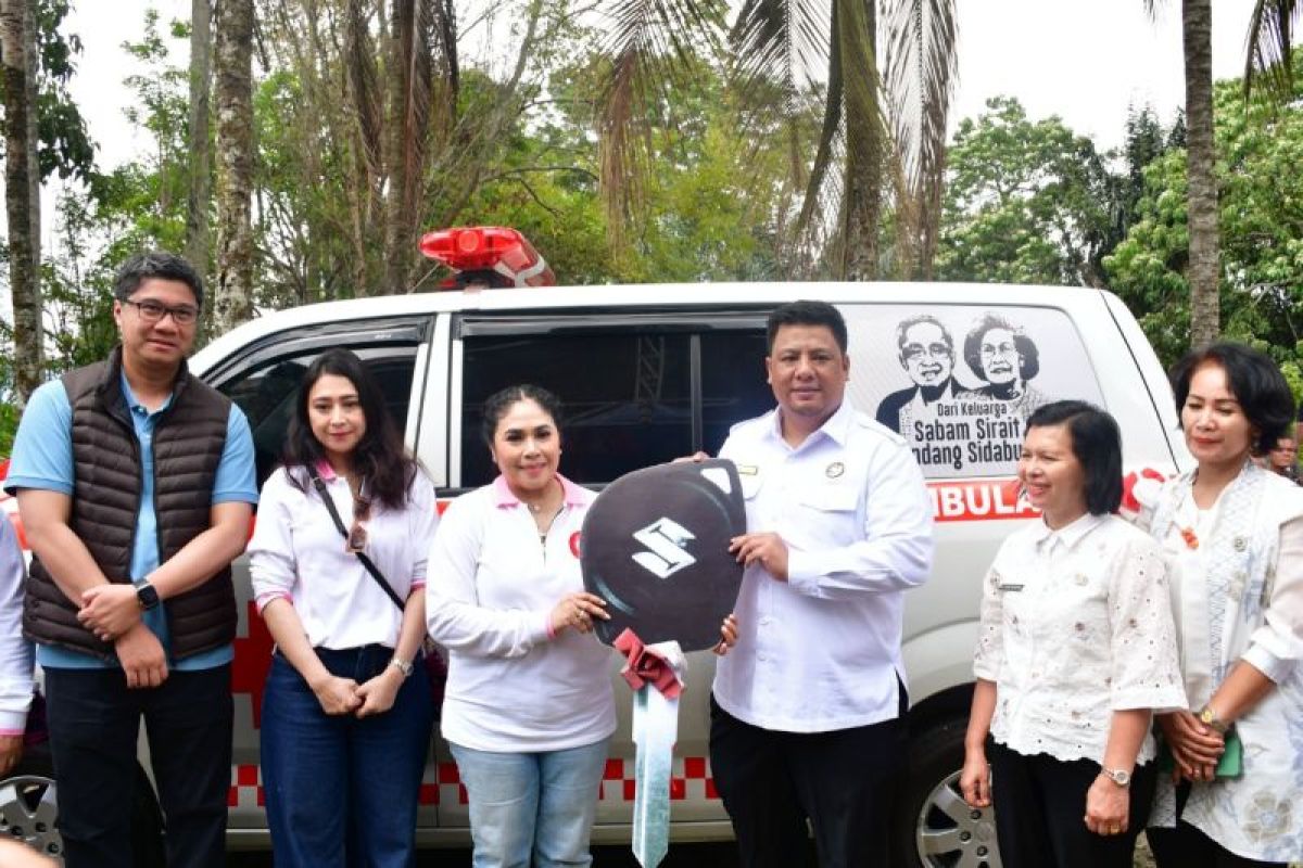Keluarga besar Sabam Sirait-Sondang Sidabutar menyerahkan satu unit bantuan ambulance kepada masyarakat Samosir
