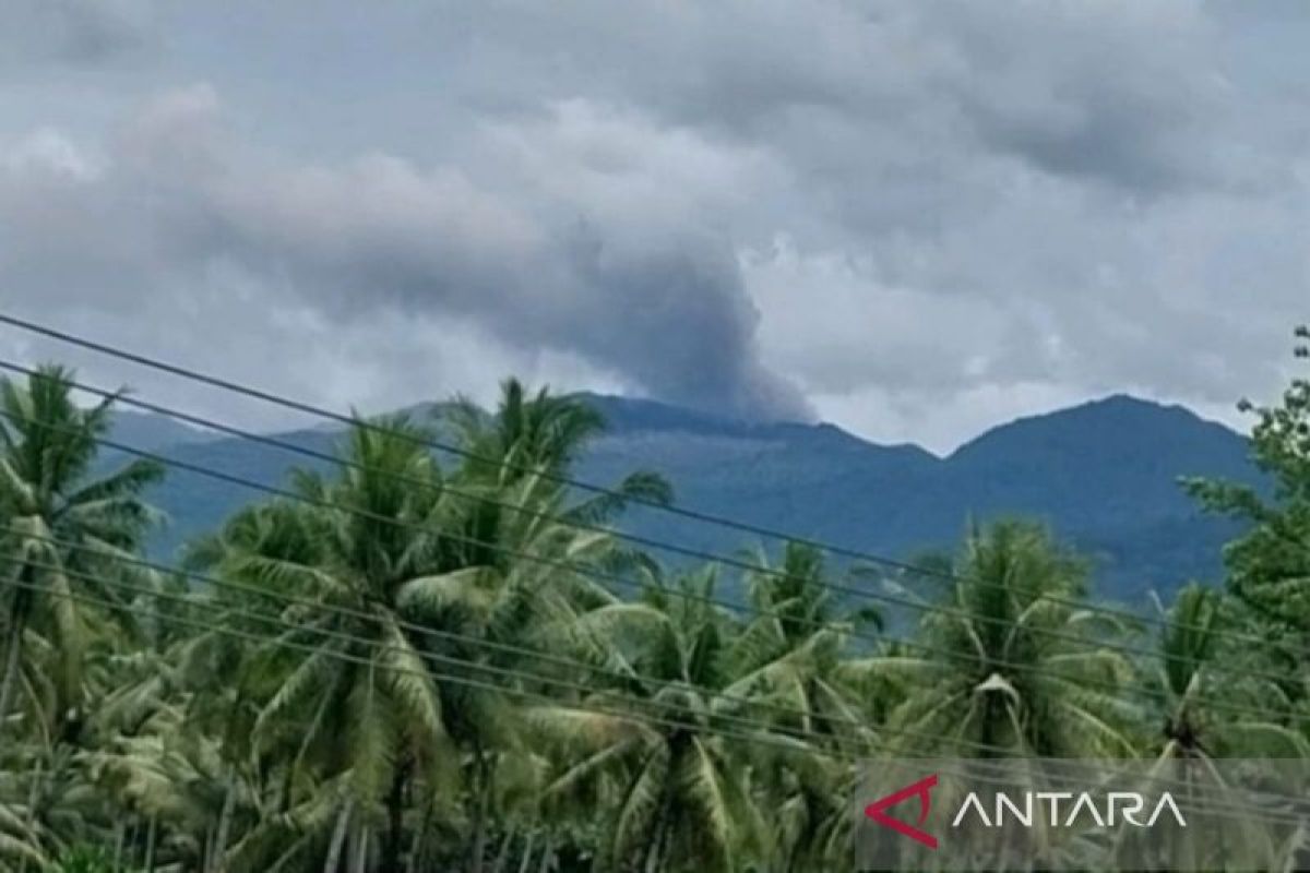 Dukono di Maluku Utara kembali meletus