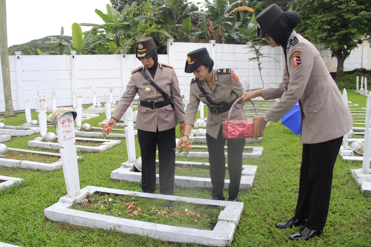 Sambut hari jadi ke-77, Polwan Polda Maluku tabur bunga di makam pahlawan hormati jasa pejuang