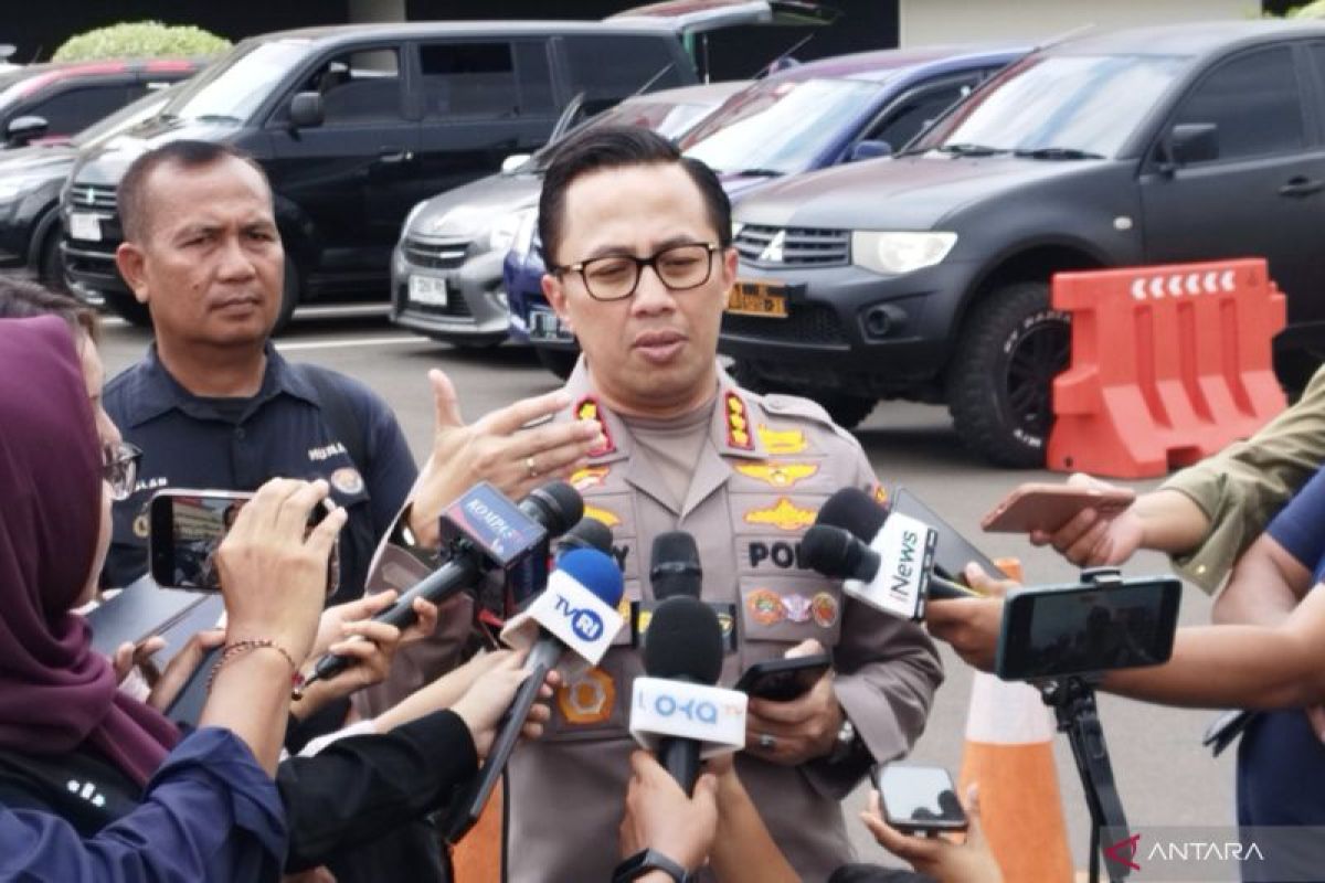 Jakarta police block 120 students from workers' protest at parliament