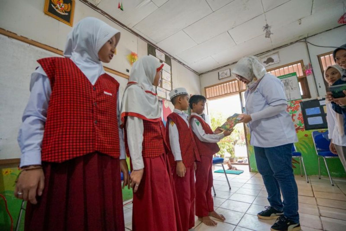 SIS-YABN bagikan majalah edukasi untuk siswa TK dan SD di Tabalong