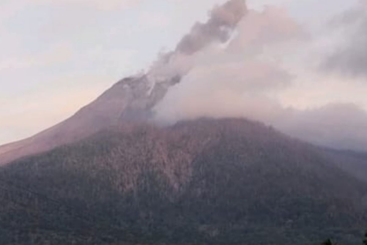 Gunung Lewotobi Laki-laki lontarkan abu setinggi 600 meter